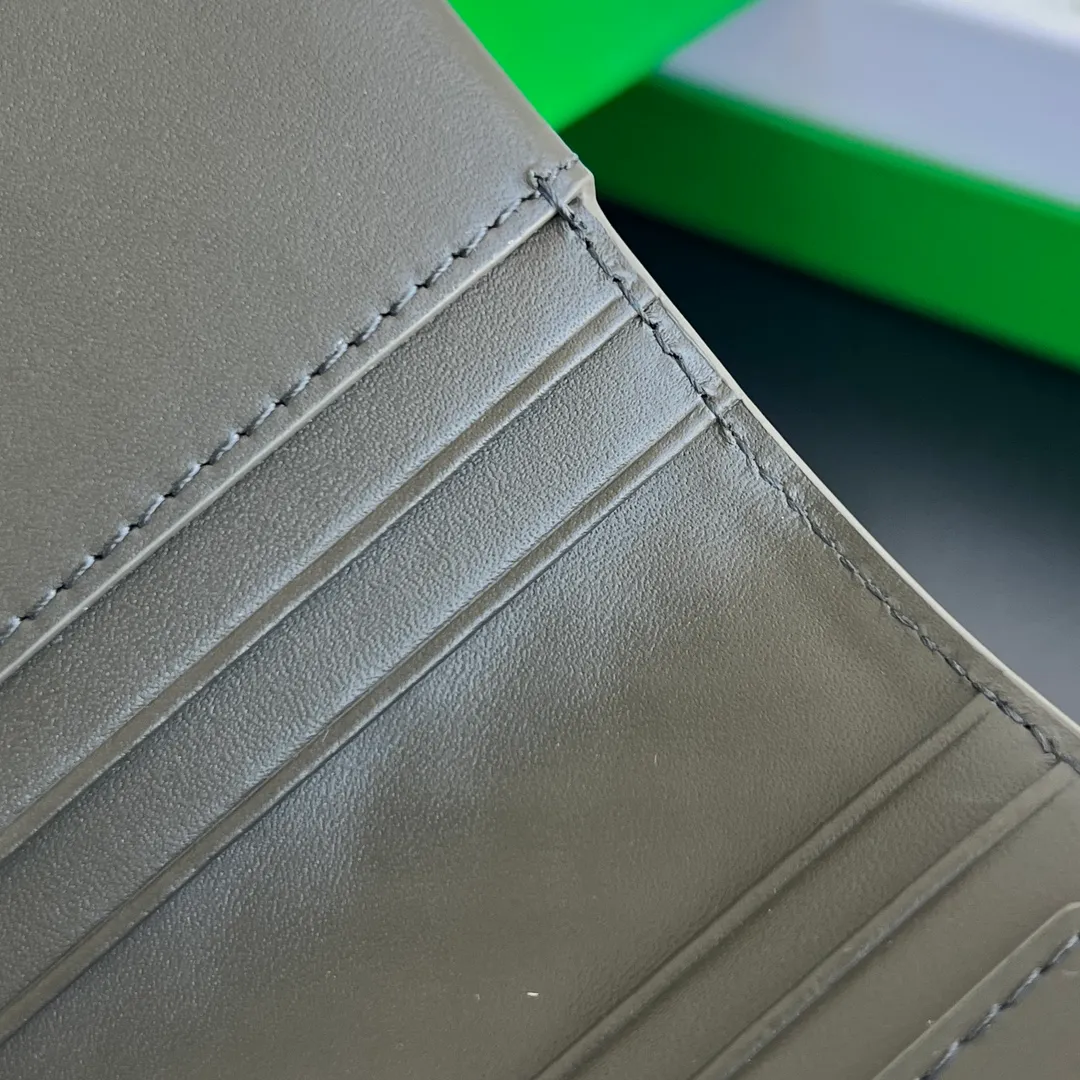 BV's new 796964 woven Piccolo Elap flap calf pickup bag. The classic small woven returns. Compared with the previous style, the woven leather strip is more delicate and has a stronger weaving feel. It inherits the sturdiness and durability of BV. The flip closure has a plug-in structural design. Daily change and cards can be put in. The appearance is durable and can be packed. It is recommended to buy exquisite goods P480 size: 10.2*8.2*0.5cm